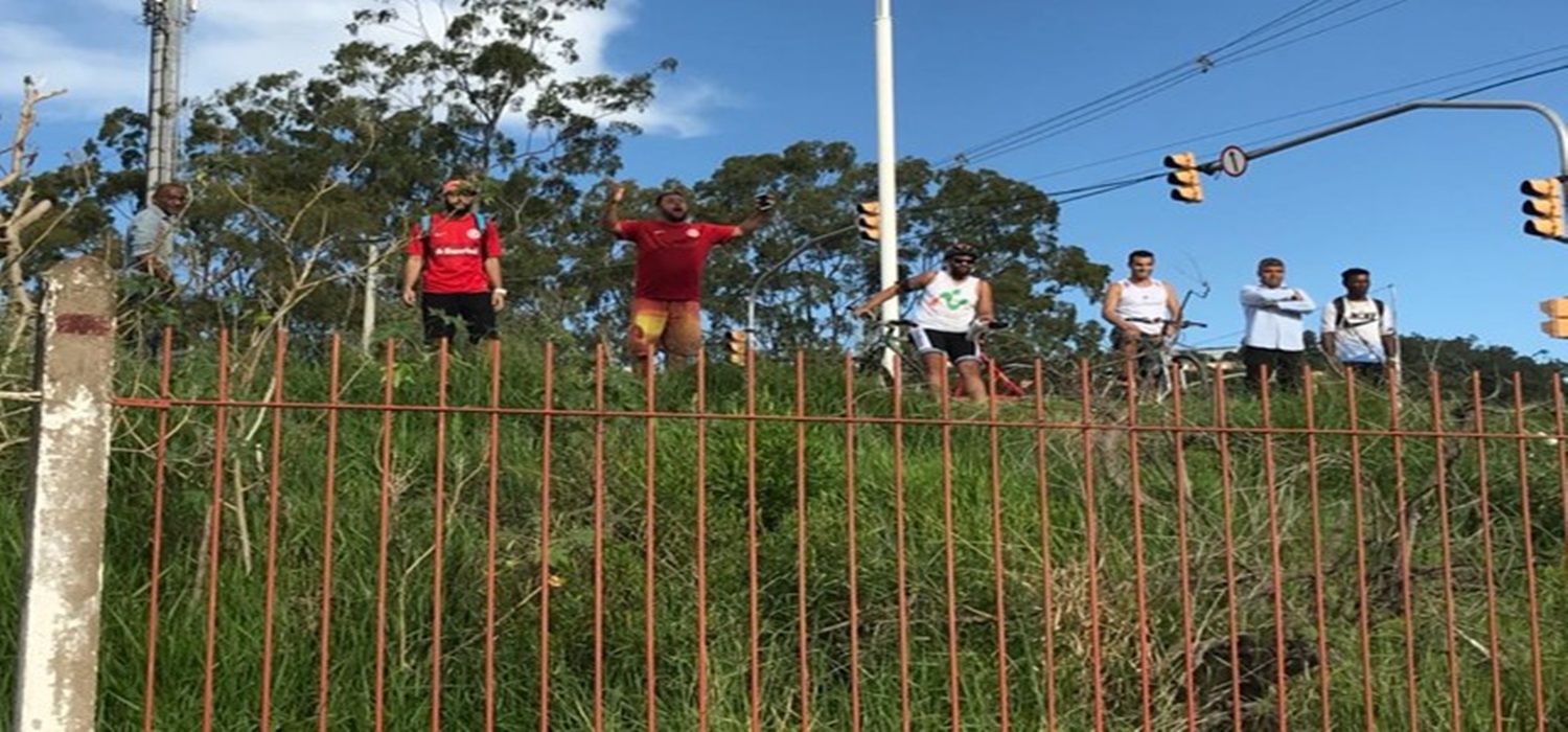 Após nova derrota em Gre-Nal, colorados protestam em treino: