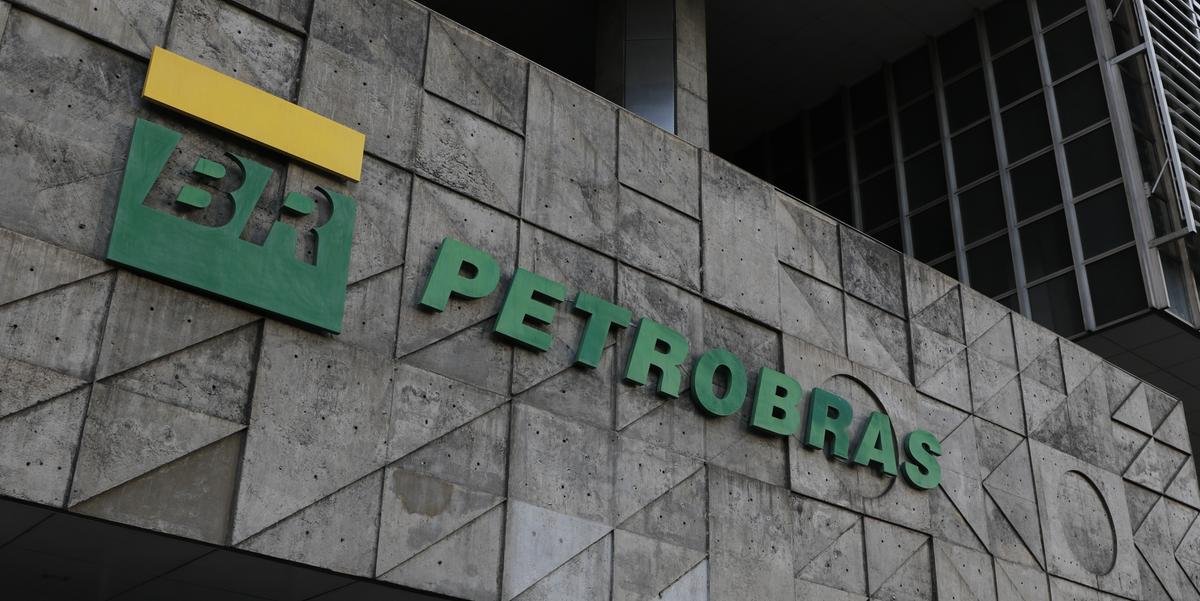 Petrobras reduz em 3% preço da gasolina para distribuidoras