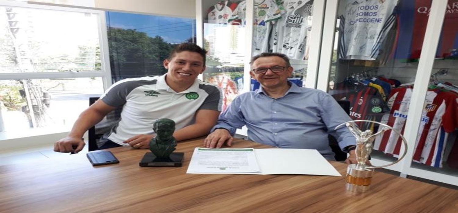 Chapecoense renova com