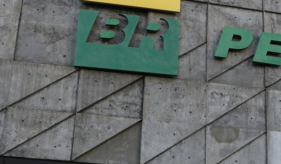 Petrobras reduz preço da gasolina em 4,66% para distribuidoras