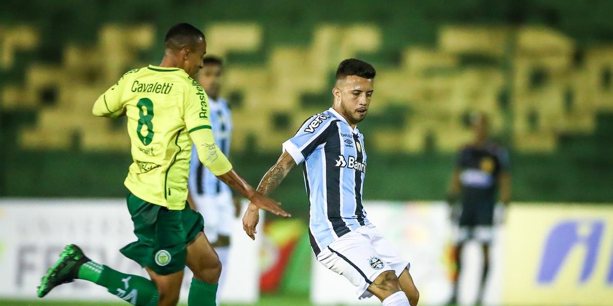 Grêmio leva sustos, mas vence o Ypiranga e garante liderança no Gauchão
