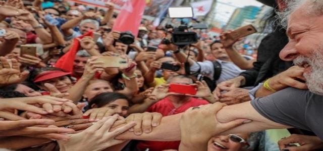 Caravanas de apoio a Lula chegam a Porto Alegre para julgamento no TRF-4