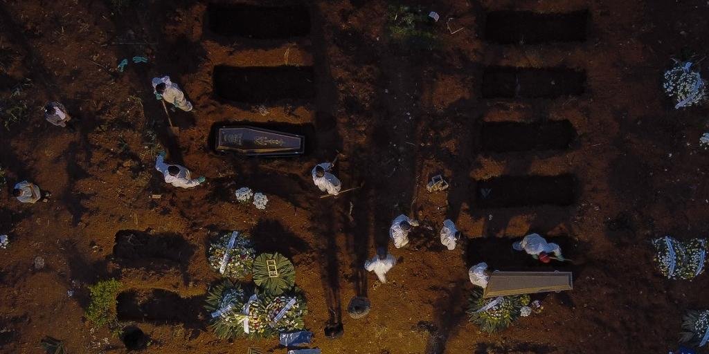 Brasil se aproxima de 375 mil mortes pela Covid-19