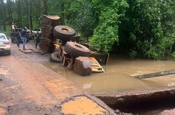 Estrutura de ponte cede e carregador cai entre Ametista do Sul e Rodeio Bonito