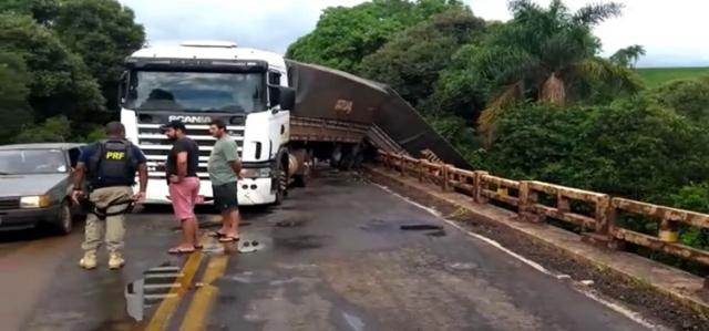 Motoristas param para tirar foto de acidente e causam outro na BR 285