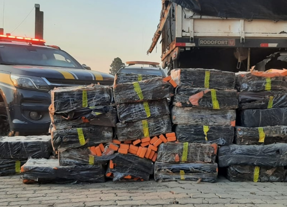 PRF apreende carreta com uma tonelada de maconha escondida no meio de carga de milho na BR 386