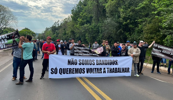 Garimpeiros da região fazem manifestação na BR 386