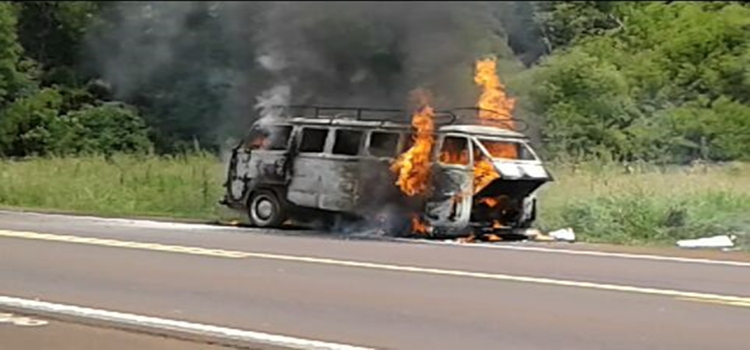 Kombi incendeia após falha mecânica na ERS-468 em Palmeira das Missões