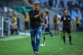 Renato Portaluppi volta a pedir um centroavante e um atacante de velocidade